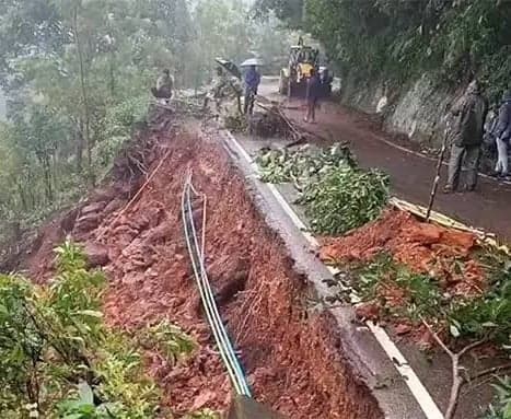  అర్నబ్‌ తుఫాను బీభత్సం.. అరకులో ఘాట్‌ రోడ్డుకు నష్టం