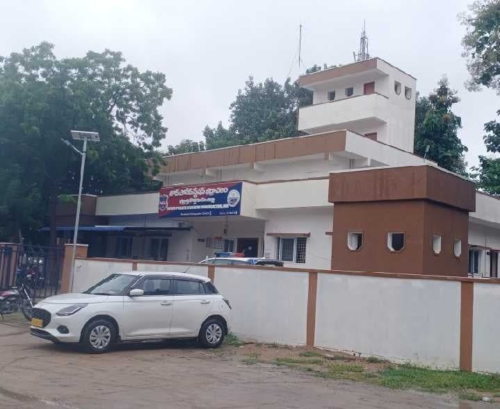 డబ్బులు డిమాండ్‌.. ముగ్గురిపై ఫిర్యాదు - Udayam