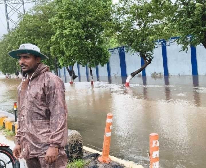 మల్కాపురంలో నీటమునిగిన రహదారి - Udayam