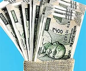 ఎన్నికల వేళ ఓట్ల నజరానా