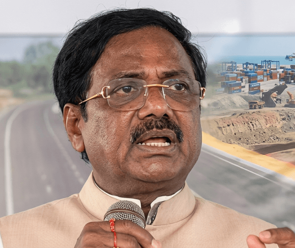 నర్సాపూర్‌లో హైడ్రామా: మంత్రి, ఎమ్మెల్యే మధ్య వాగ్వాదం.. సభలో ఉద్రిక్తత! - Udayam Digital