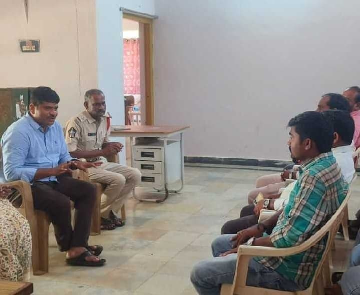 చిట్వేల్‌లో ఎస్ఐ కీలక సూచనలు - Udayam