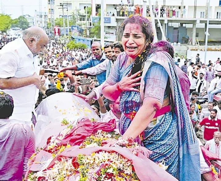 పెద్దికి కన్నీటి వీడ్కోలు