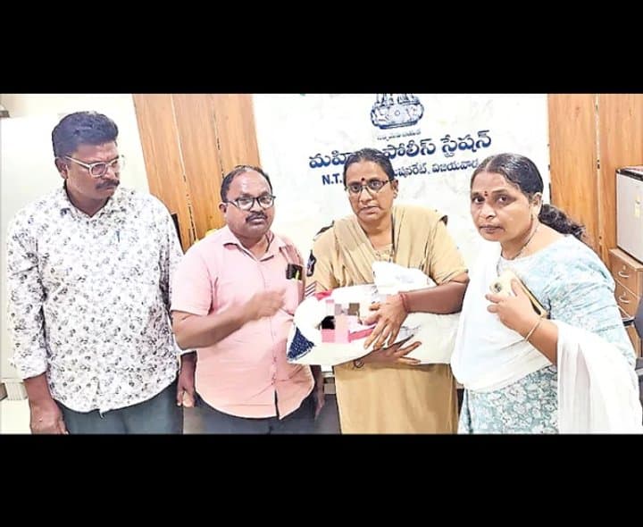 దిల్లీలో శిశువును కొనుగోలు చేసిన దంపతులు, మరో ఇద్దరు అరెస్ట్ - Udayam Digital