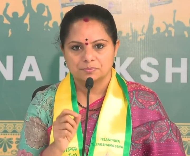 బ్యాంకర్లకు 5 డేస్ వర్కింగ్ అమలు చేయాలి: కవిత