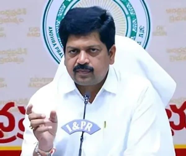 మత్స్యకార పరిహారం చెక్కులు పంపిణీ చేసిన మంత్రి - Udayam Digital