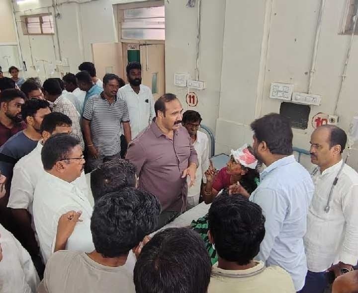 ప్ర‌మాద బాధితులకు మాజీ ఎమ్మెల్యే పరామర్శ