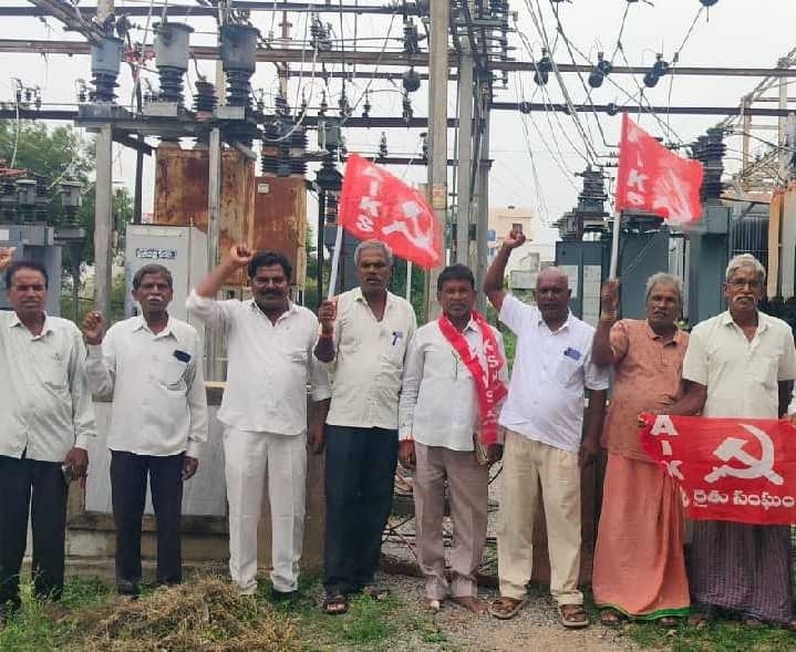 వెలిమినేడులో రైతుల ధర్నా - Udayam