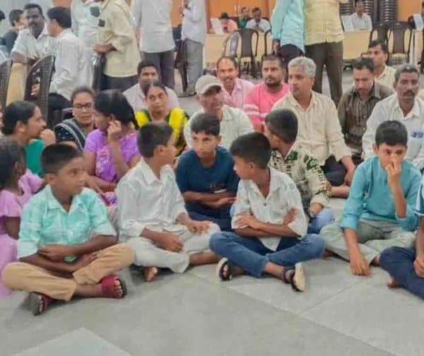 బెస్ట్ అవైలబుల్ స్కూల్ విద్యార్థుల ధర్నా