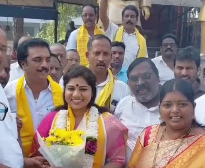 ర్యాలీగా నామినేషన్‌కు బయలుదేరిన అమూల్య - Udayam