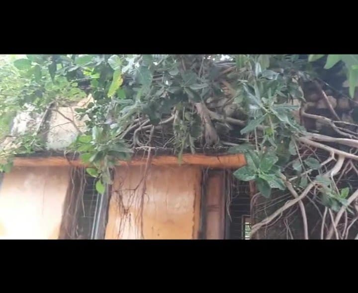 శిథిలావస్థలో మొండెంఖల్లు ZPHS భవనం 