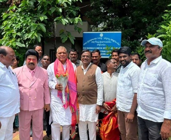 జిల్లా కేంద్ర గ్రంథాలయాన్ని సందర్శించిన మంత్రి