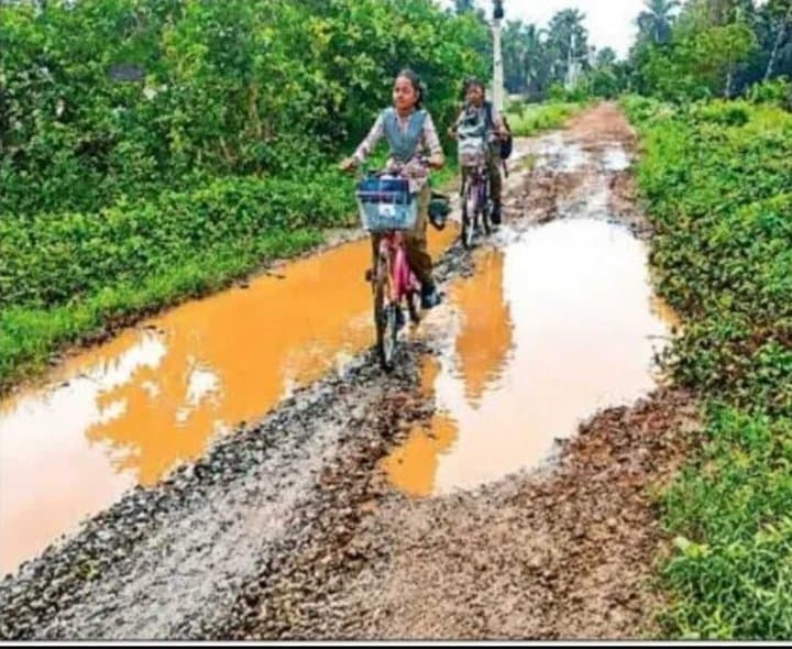 పి.గన్నవరం: ఈ రోడ్డుపై ప్రయాణం చాలా కష్టం