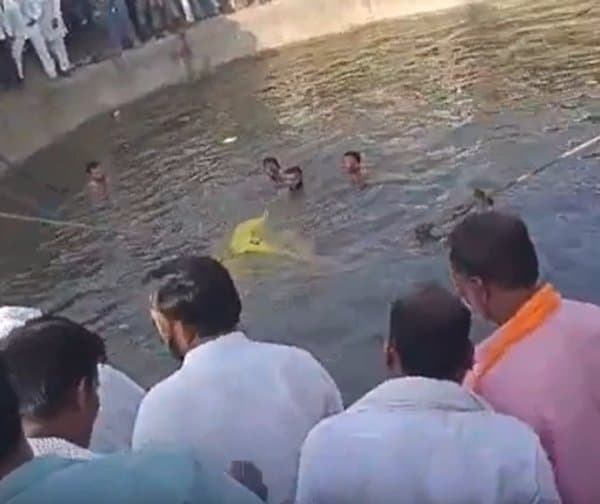 బావిలోకి దూసుకెళ్లిన టెంపో.. 14 మంది మృతి