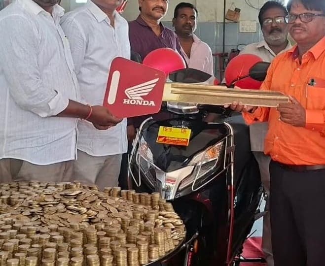రూ. 10 నాణేలతో యాక్టివా కొన్న మంచిర్యాల వాసి