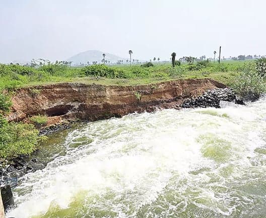 సూర్యాపేటలో కోతకు గురవుతున్న మూసీ కాల్వ