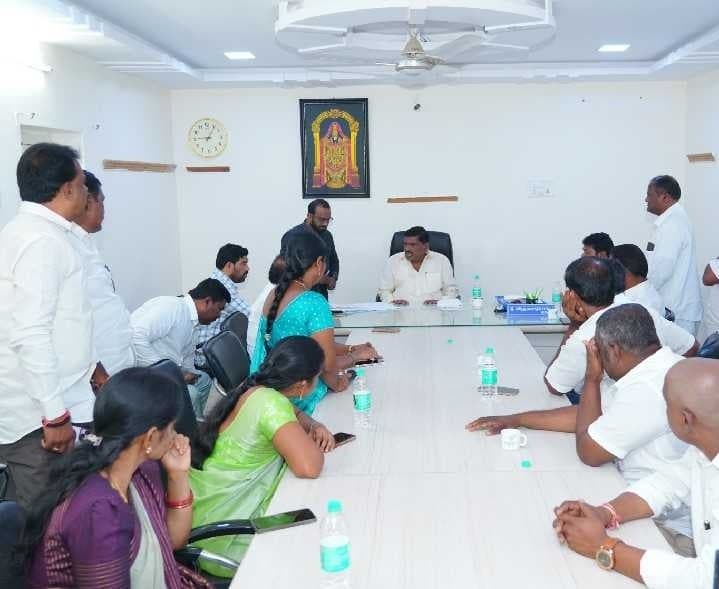 జిన్నారంలో అధికారులతో ఎమ్మెల్యే సమీక్ష - Udayam