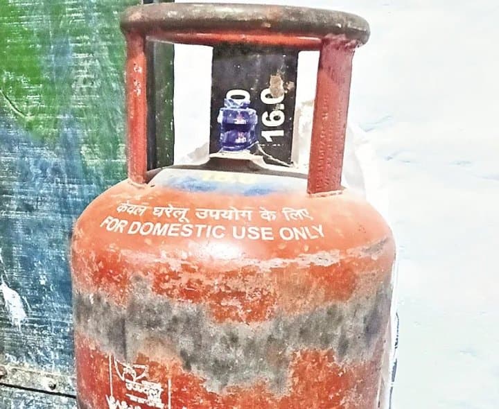 కొత్త కాపురాలకు గ్యాస్‌ కష్టాలు - Udayam