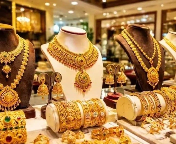 హైదరాబాద్‌లో స్వల్పంగా తగ్గిన బంగారం ధరలు