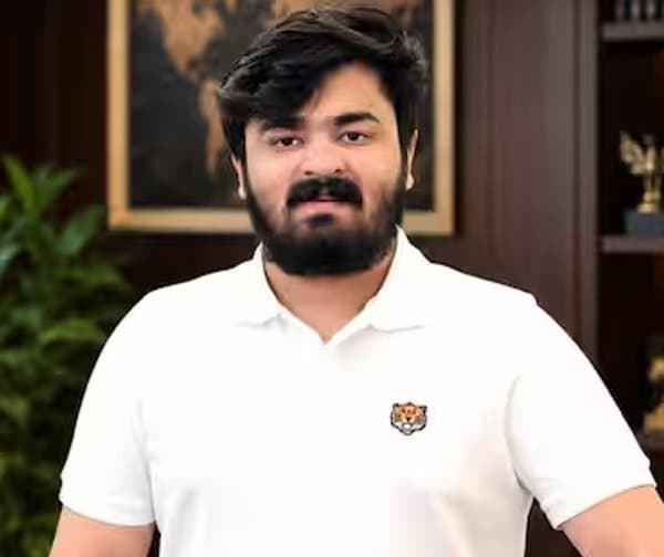 బండి భగీరథ్‌ను ప్రశ్నిస్తున్న పోలీసులు - Udayam Digital