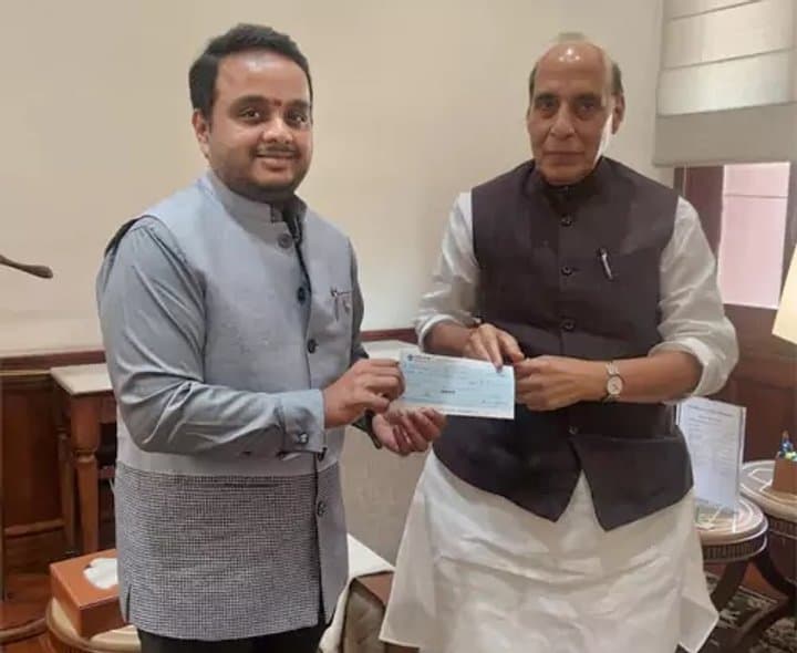 తొలి జీతం రూ.3 లక్షలు విరాళమిచ్చిన విజయ్‌