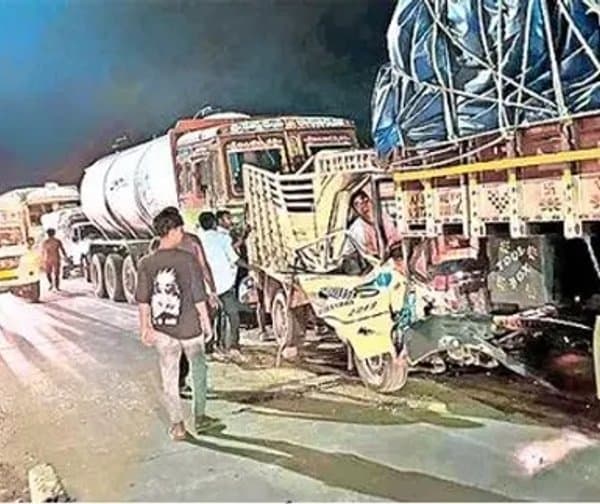 లారీల మధ్య ఇరుక్కుని ఒకరి మృతి