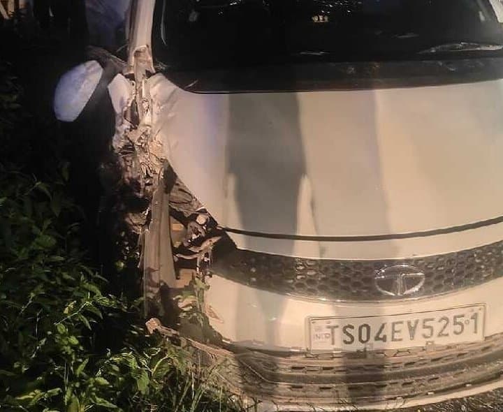 బోనకల్‌లో కారు, ట్రాక్టర్‌ ఢీ.. నలుగురికి గాయాలు