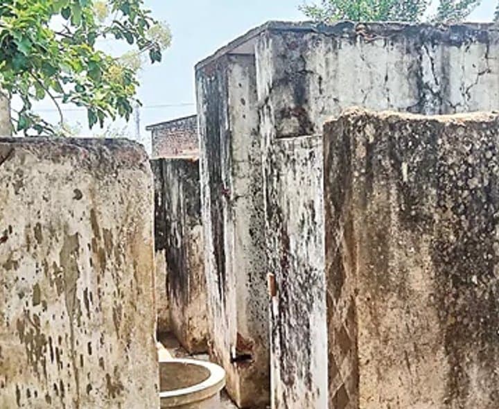 బడిలో మరుగుదొడ్ల తీవ్ర కొరత
