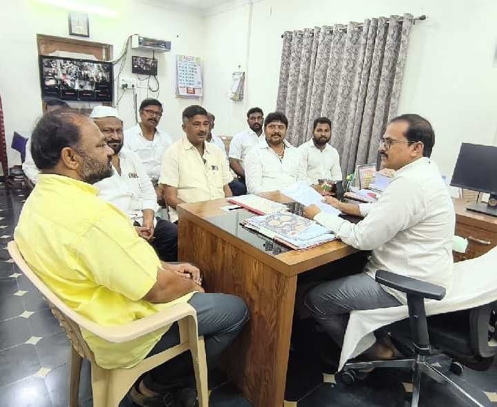 రాజంపేటలో పెన్షన్ దరఖాస్తుదారులకు సర్టిఫికెట్లు ఇవ్వాలి - Udayam