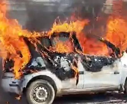 హైవేపై కారు దగ్ధం.. తప్పిన ప్రమాదం