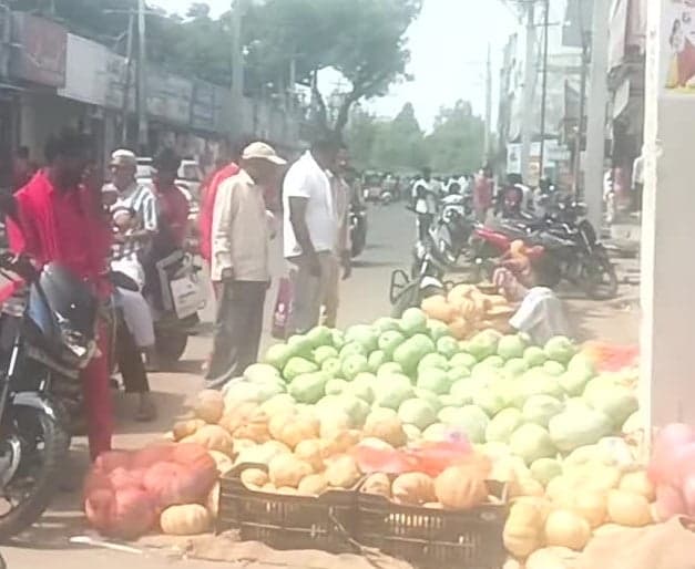 దసరా వేళ కిటకిటలాడిన కామారెడ్డి మార్కెట్ - Udayam