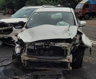 ఎంవీపీ కాలనీలో రెండు కార్లు ఢీ