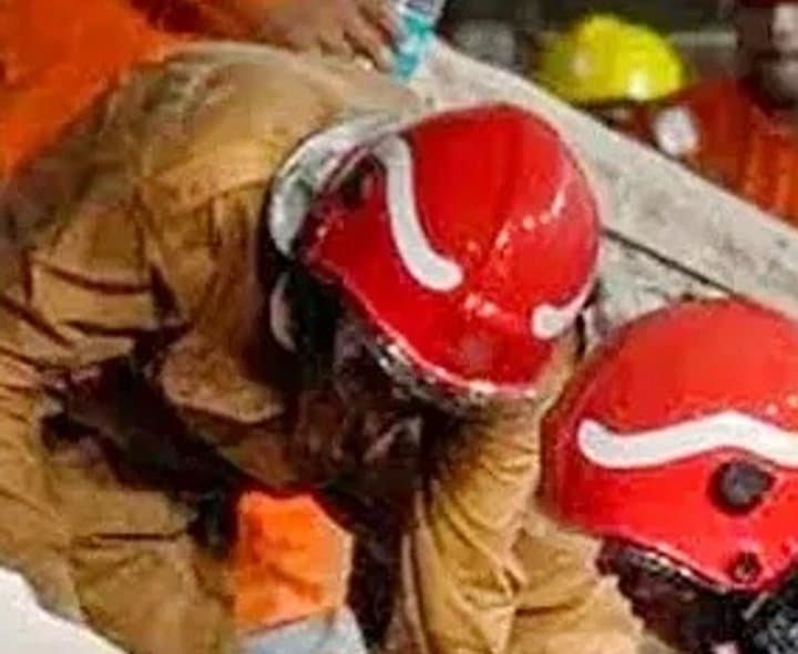 ఢిల్లీ హాస్టల్‌ భవనం కూలి ఆరు మృతి - Udayam