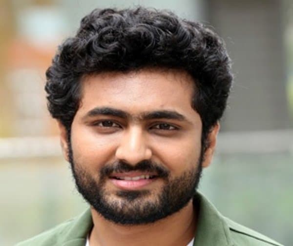 సినీ నటుడు ధర్మ మహేశ్ ఇంట్లోకి దూసుకెళ్లిన వాహనం