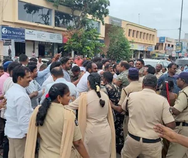 రావణ్‌ను అప్పగించండి: జనసేన నేతల ఆందోళన