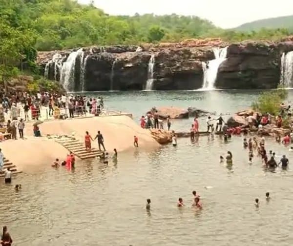 తెలంగాణ నయాగరా 'బొగత' వద్ద పర్యాటకుల సందడి
