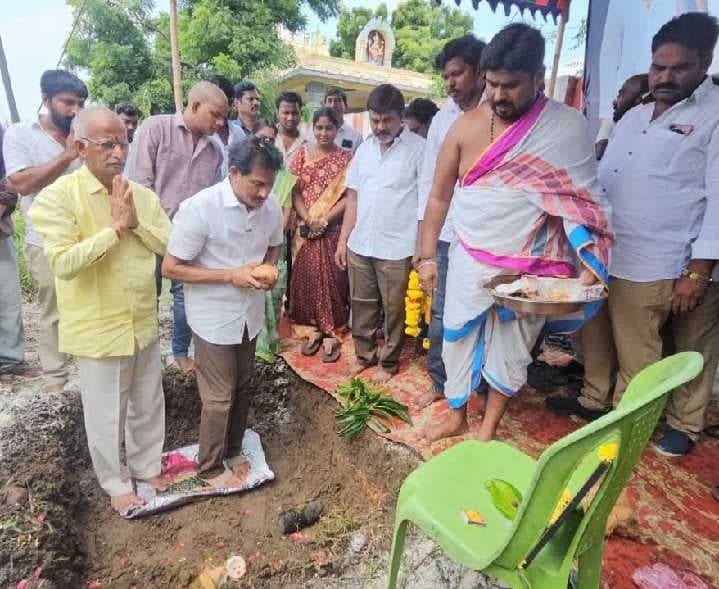 నరసాపురంలో సీసీ రోడ్లకు శంకుస్థాపన - Udayam
