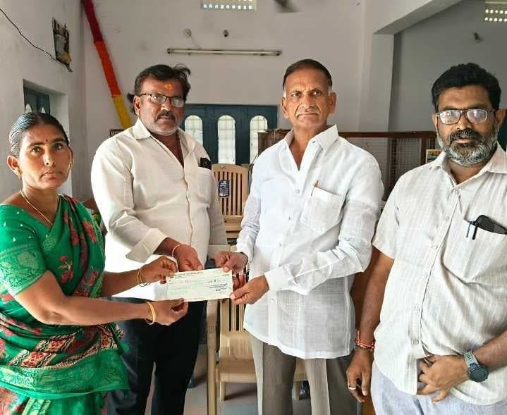 రొంపిచర్లలో బాధిత కుటుంబానికి బీమా - Udayam