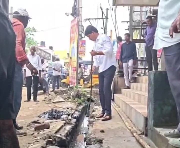 కాలువలో పూడిక తీసిన మంత్రి