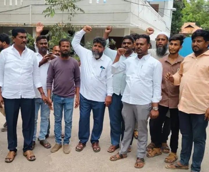 చెరువు ఆక్రమణ అడ్డుకోవాలని గ్రామస్థుల డిమాండ్