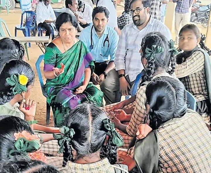 తరగతి గదిలోనే విద్యార్థినుల అస్వస్థత