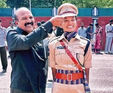 తండ్రి హెడ్‌ కానిస్టేబుల్‌.. కూతురు డీఎస్పీగా ఎంపిక