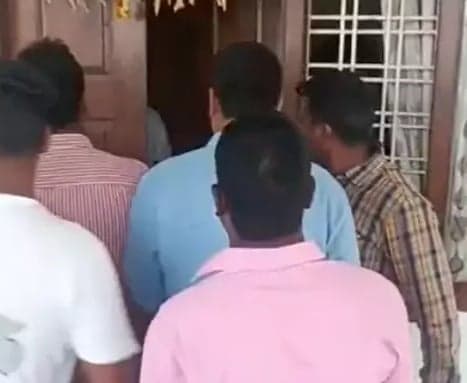 చోరీ యత్నం.. దొంగలను పట్టుకున్న స్థానికులు