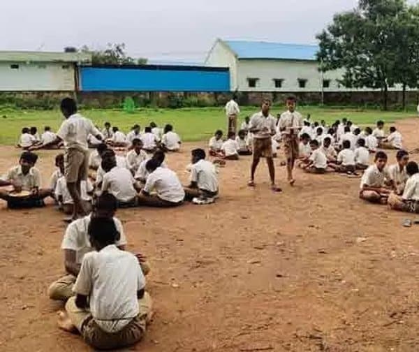 ఏన్కూర్ గురుకులంలో డైనింగ్ హాల్ కరువు - Udayam Digital