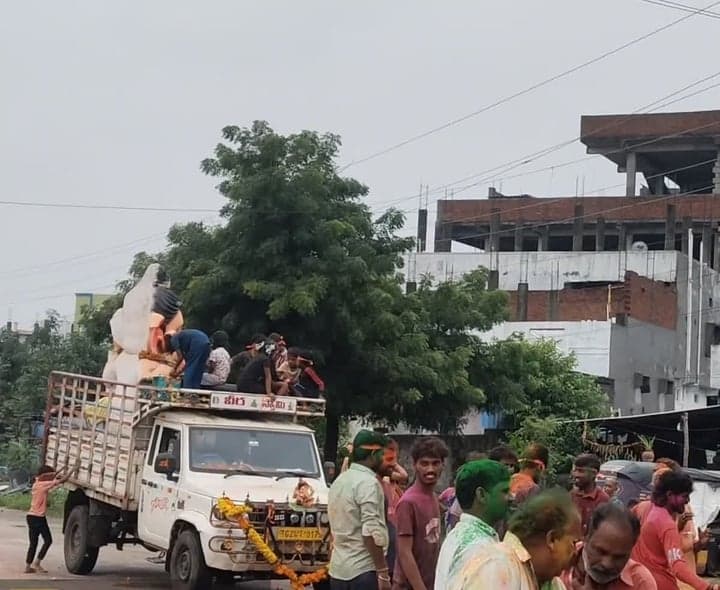 కరీమాబాద్‌లో కొనసాగుతున్న గణపతి ఊరేగింపులు - Udayam