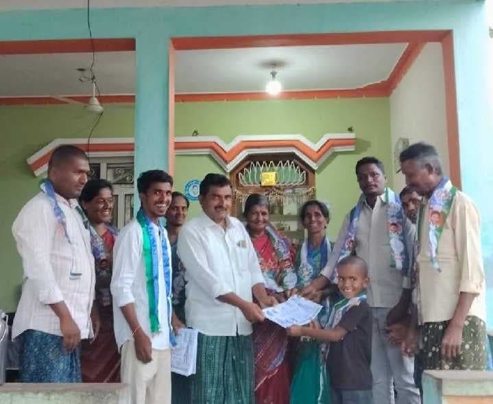 ఓరువాయిలో వైసీపీ అభ్యర్థుల ప్రచారం - Udayam