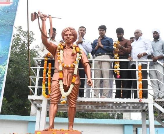 కొమురం భీమ్ విగ్రహానికి కలెక్టర్ నివాళులు