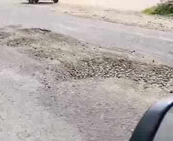 వెలగలేరు వద్ద అధ్వానంగా రహదారి - Udayam