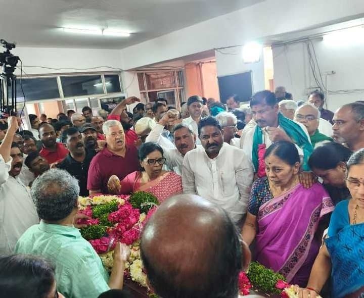 సారంపల్లికి ఎమ్మెల్యే దొంతి నివాళి