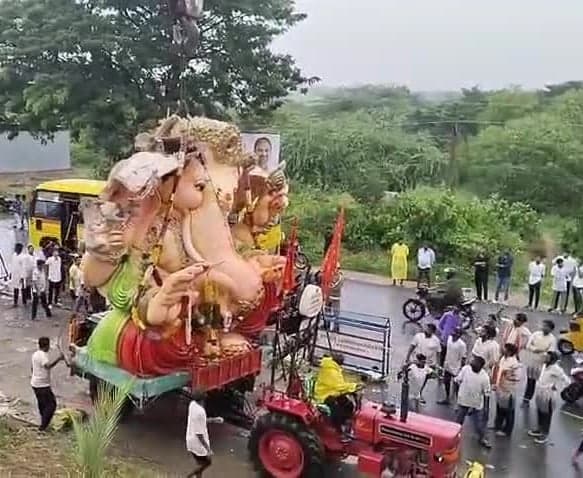తడిచిన గణనాథులు.. నిమజ్జనంలో ఇబ్బందులు - Udayam